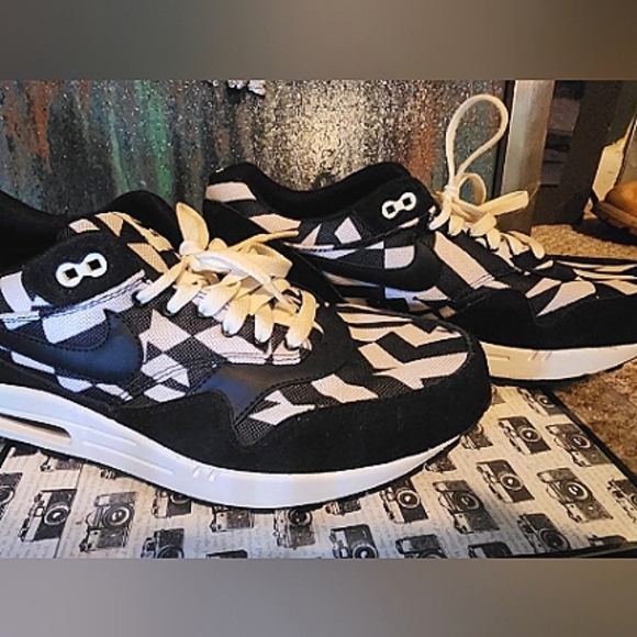 😱💥 RARE Nike Air Max Razzle Dazzle  Black/White Sneaker, Size US10.5 💥😱 - Picture 4 of 8